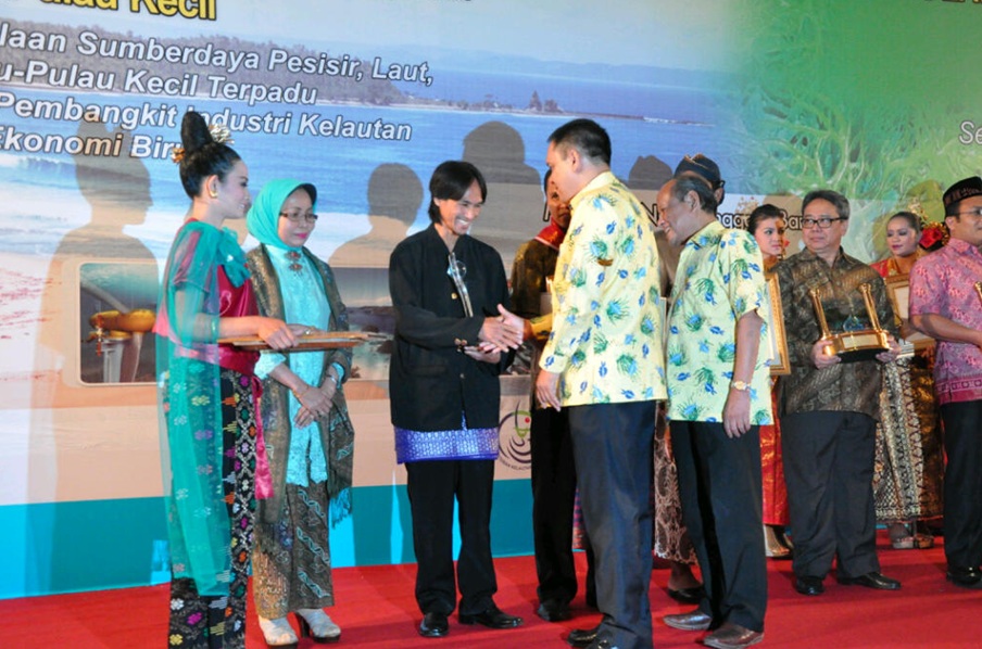 Budi Setiawan the Head of BCCG receiving Coastal Awards 2012